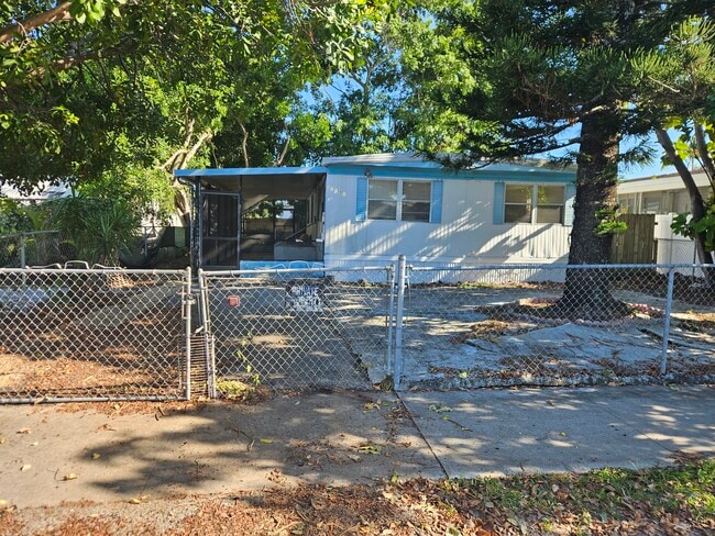 Building Photo - 13530 SW 7th Pl