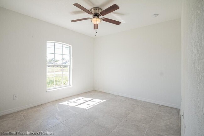 Foto del edificio - 443 Gloria Blvd