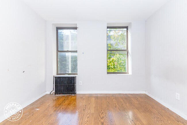 Building Photo - 1324 Halsey St