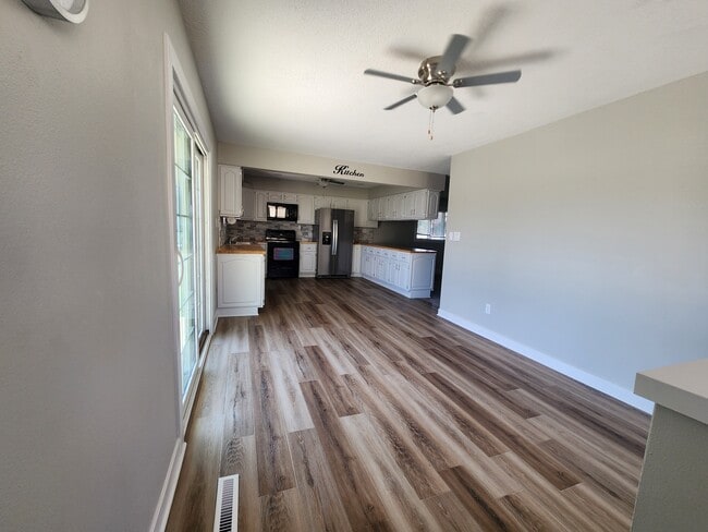 Building Photo - 4660 NW 62nd Ave