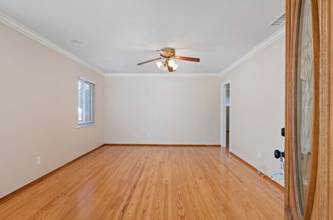 Building Photo - 811 Corvina St