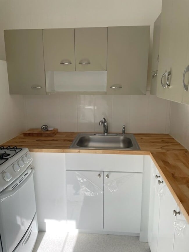 Building Photo - Woodland Park 1-Bedroom!