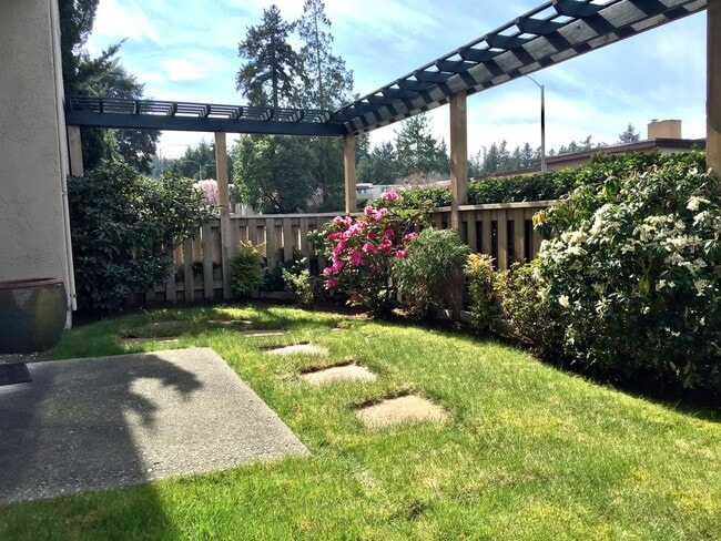 Building Photo - Downtown Edmonds Condo Rare 1 bed/1.5 bath...