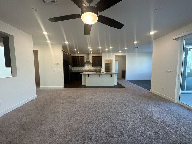 Building Photo - Stunning 5 Bedroom, 3.5 Bathroom Home in L...