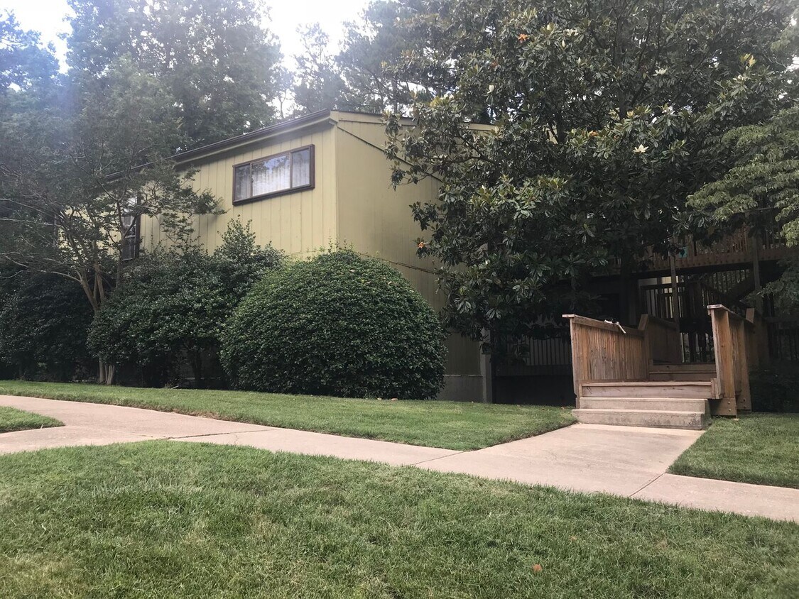 Primary Photo - 611 Pine Ridge Pl