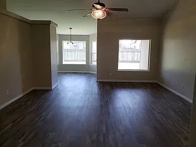 Building Photo - 3-bed, 2-bath, 2-car garage, Vinyl Fenced Back Yard, 1514 Sq Ft.