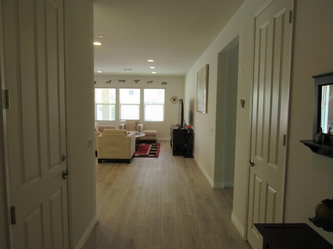 Building Photo - 15941 Silver Tip Way
