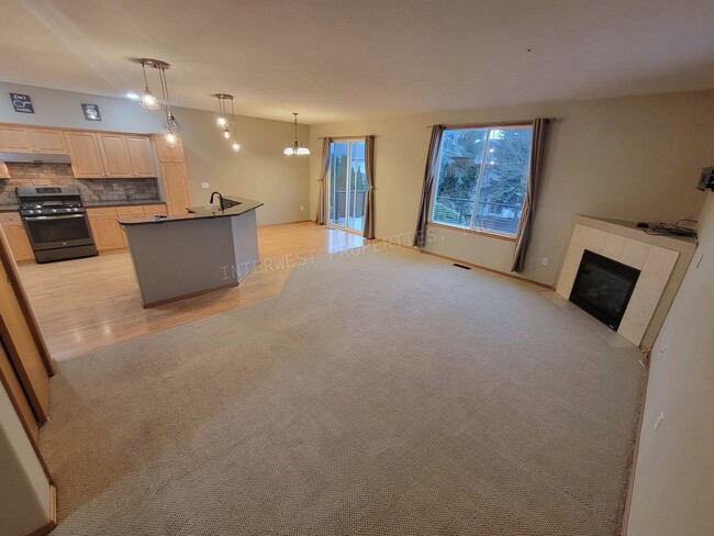 Building Photo - *1ST MONTH'S RENT FREE PROMO* Large 3 Bed 2.5Ba Vancouver Beauty W/ Gas Fireplace, Dog Run, Fence...