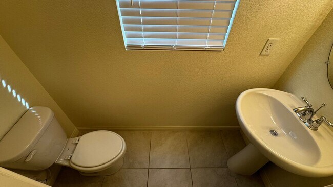 Building Photo - Brand New Executive 4 bedroom Home