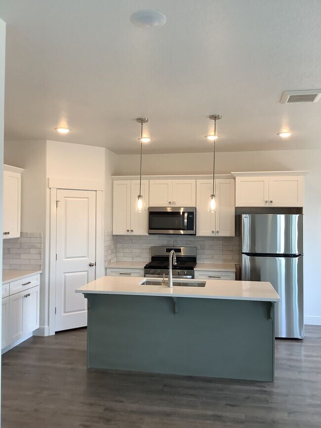 Foto del edificio - MAKE YOUR FIRST RENT PAYMENT UNTIL 2026-New Construction Townhome Located in Prime Saratoga Sprin...