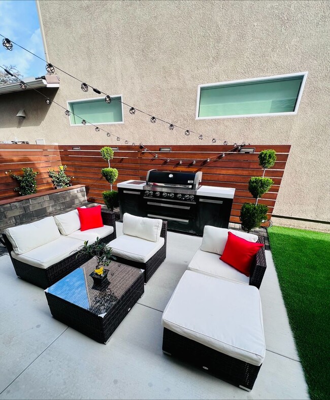 Foto del edificio - Former MODEL HOME | Great Location