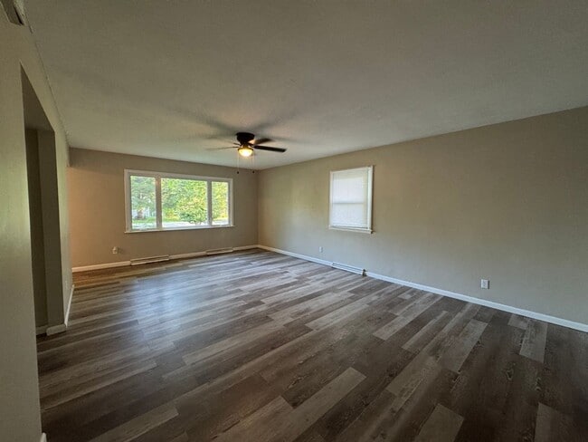 Building Photo - Cute 3 Bedroom Home Available Now