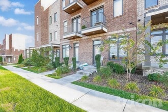 Building Photo - 1214 Hillwood Private Cove