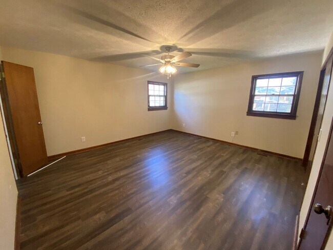 Foto del edificio - 1029 Crestwood Dr