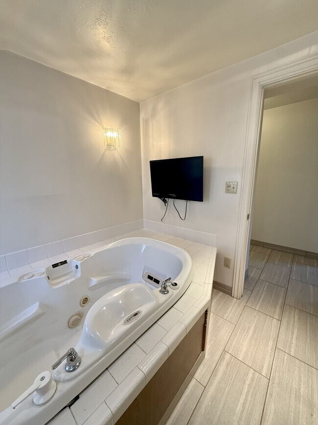 Foto del edificio - Timeless Charm, Modern Living — 4-Bed Gem ...
