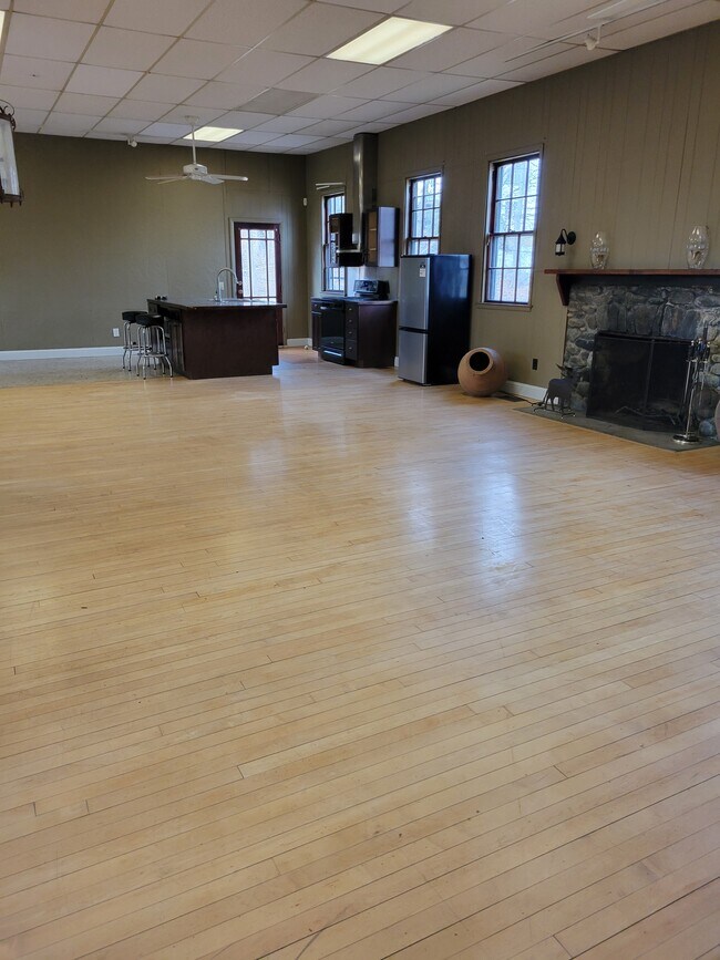 Large kitchen island - 4237 Post Rd
