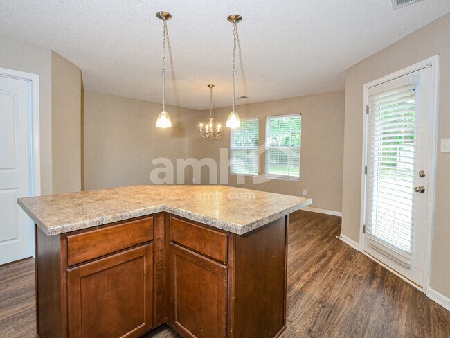 Foto del edificio - 4500 Hughes Meadow Dr