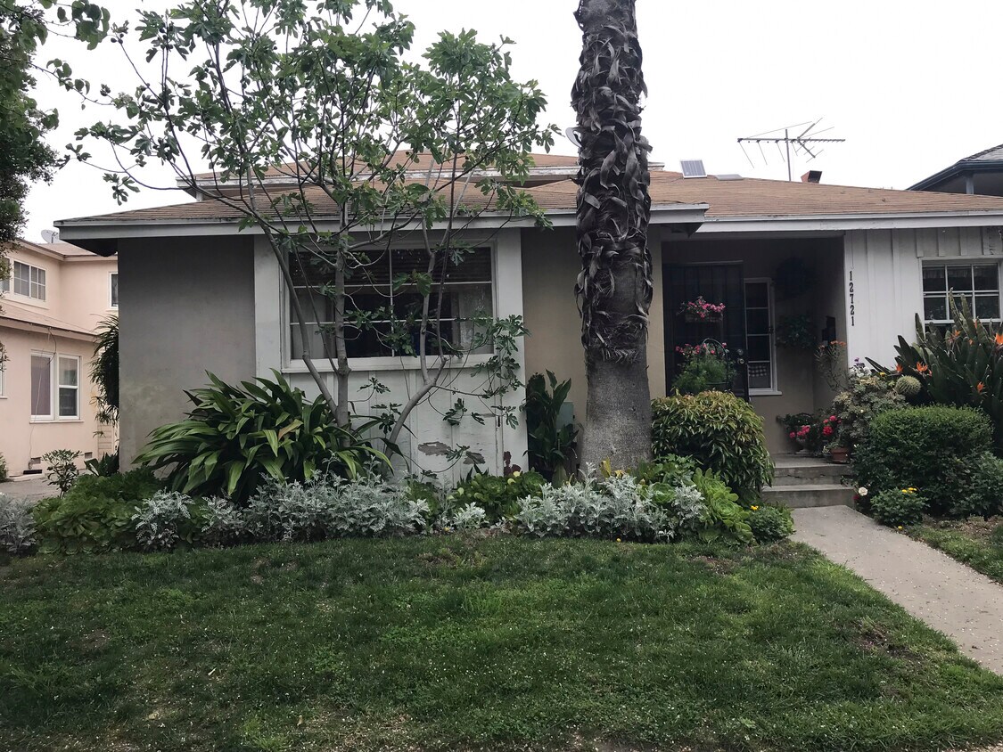 Foto principal - 12725 Oxnard St