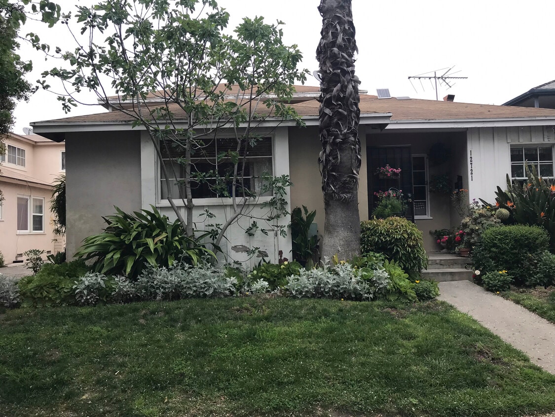 Primary Photo - 12725 Oxnard St