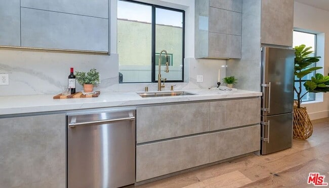 Building Photo - 1637 S Sherbourne Dr