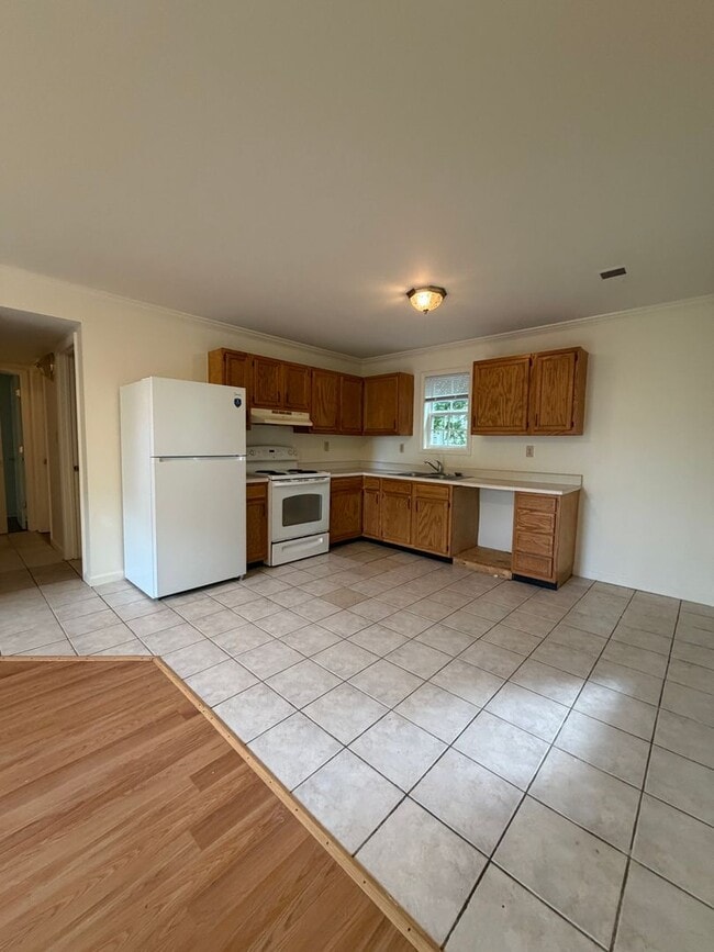 Building Photo - HALF OFF FIRST MONTH - 2 Bedroom in Versailles!