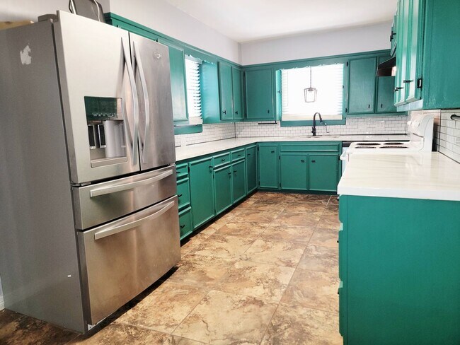 Building Photo - Spacious 3/2/1 with Additional Living Area/Game Room & Yard Service