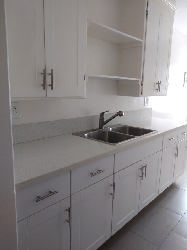 Kitchen - 1726 N Hollywood Way