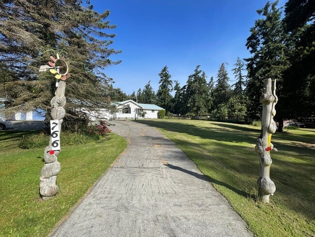 Building Photo - Beautifully Remodeled 3 Bedroom Home with ...
