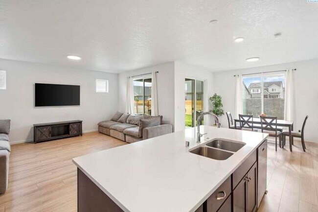 Building Photo - 308 Ruby Ave