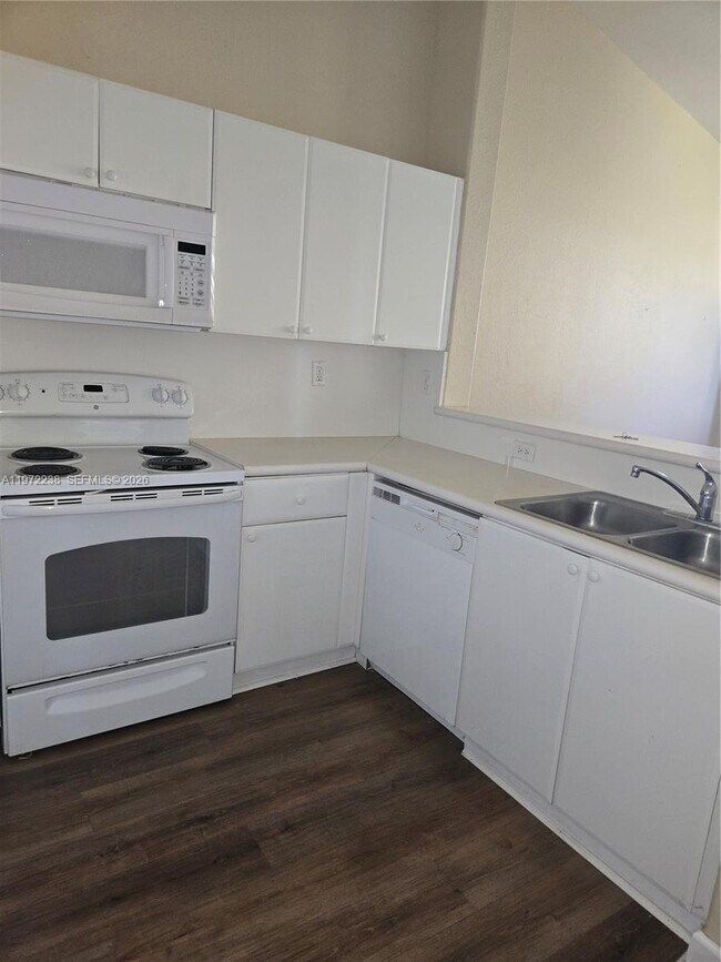 Foto del edificio - 1677 SE 27th Ct