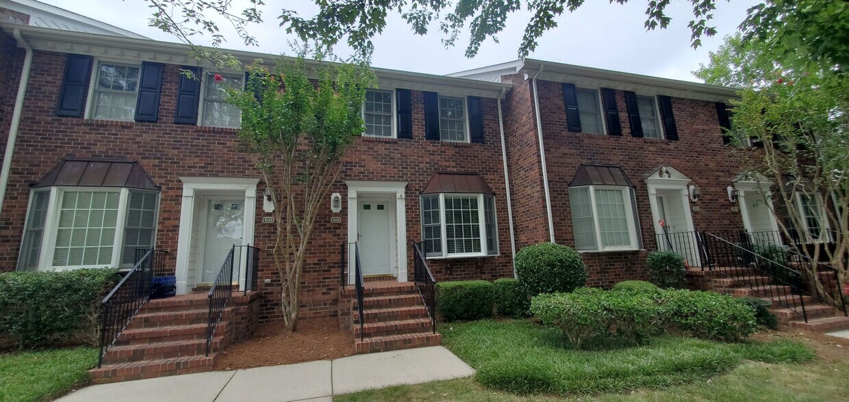 Foto principal - 2 Bedroom 3.5 Bathroom Townhouse
