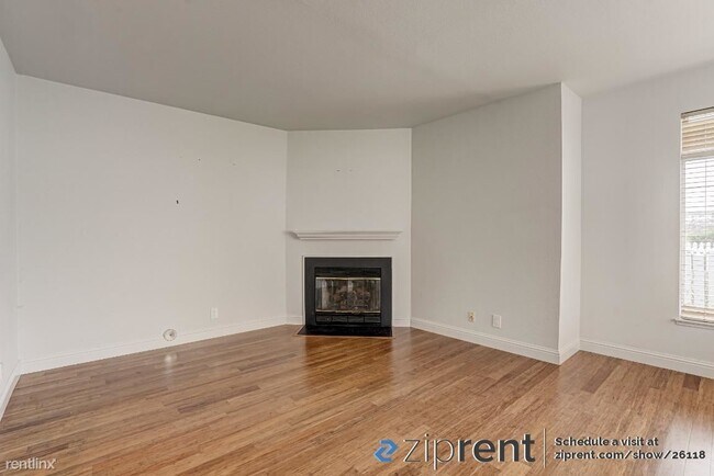 Foto del edificio - 2 br, 2.5 bath Townhome - 603 Commodore Dr...
