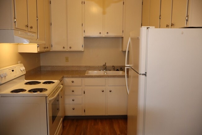 Building Photo - Charming Garden-Level Condo in the Heart o...