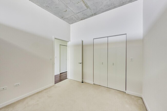 Foto del edificio - 235 W Van Buren St