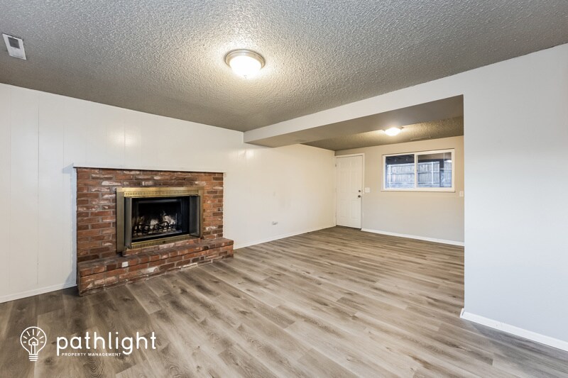 Foto principal - 4985 Montebello Dr