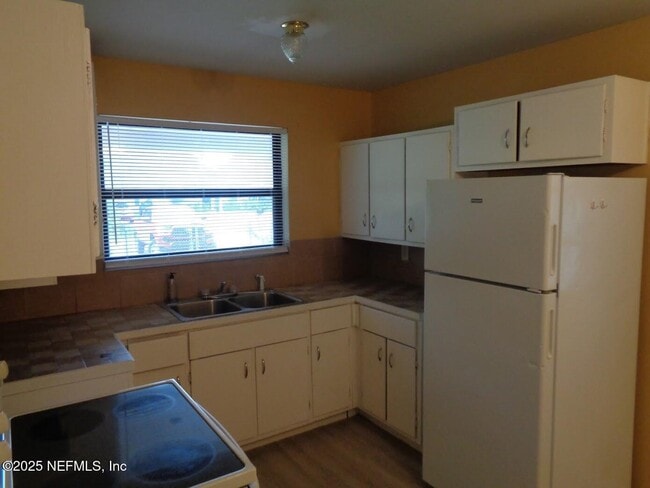 Building Photo - 1050 Mantes Ave