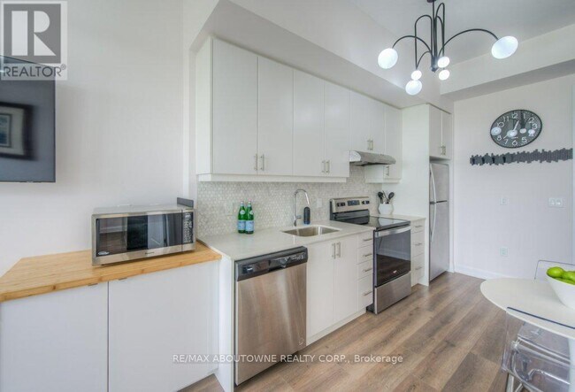 Photo du bâtiment - 3200-3200 William Coltson Ave