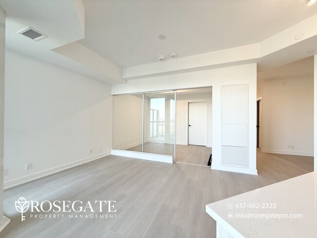 Photo du bâtiment - 1-Bedroom + Den Condo with 2 Bathrooms, Parking, Locker & Rogers Internet – Scarborough
