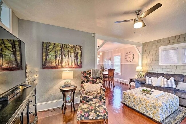 Building Photo - 325 W Spring St