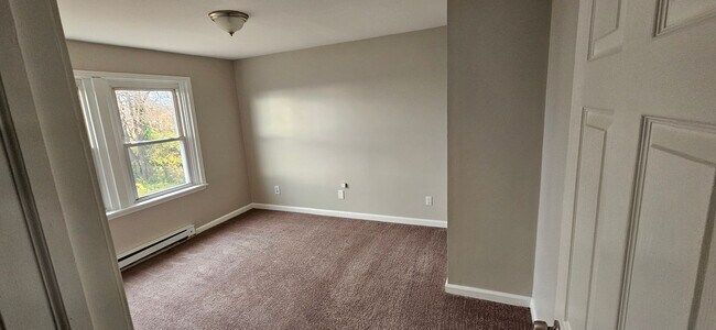 Building Photo - 2nd Floor walk up 2+1 in duplex. Washer/Dr...