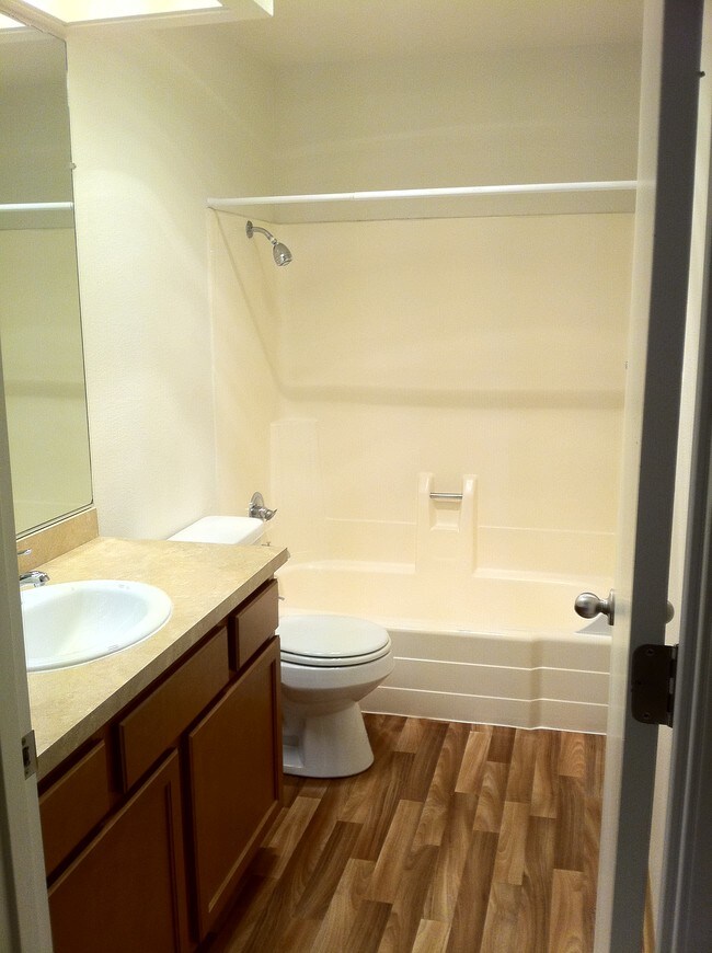 Master Bath - 141 Leonard St