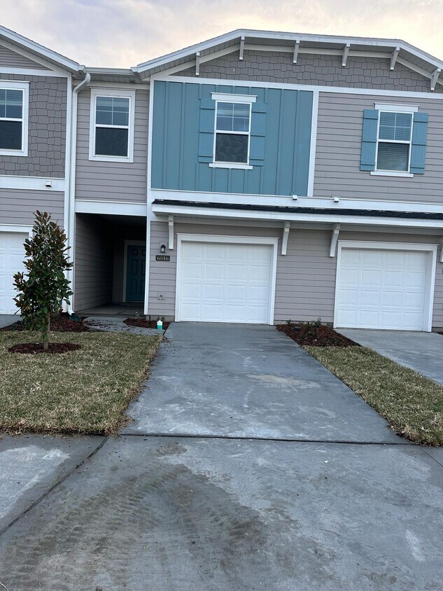 Foto principal - 6816 Golden Monarch Ave