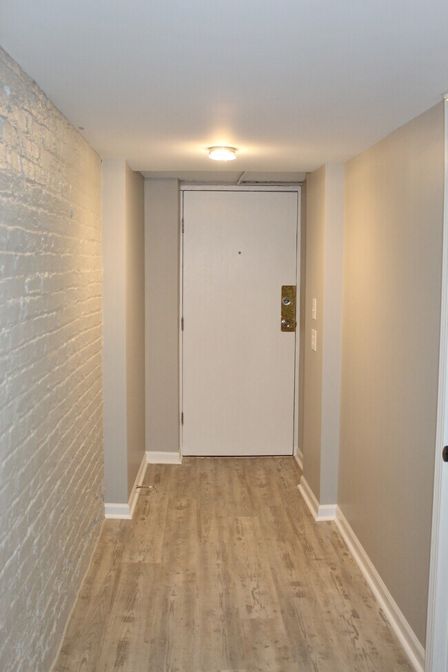 Entry Way - 4756 S Champlain Ave