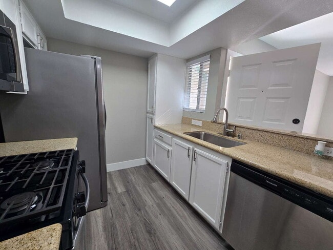 Building Photo - 7100 W Pirates Cove Rd