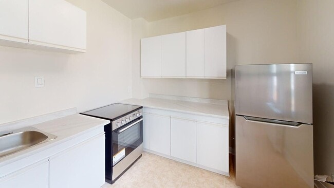 Interior Photo - 217 Laurier