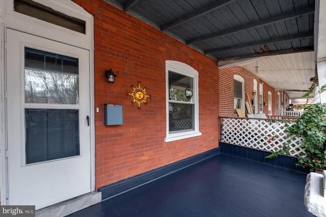 Foto del edificio - 220 Railroad Ave