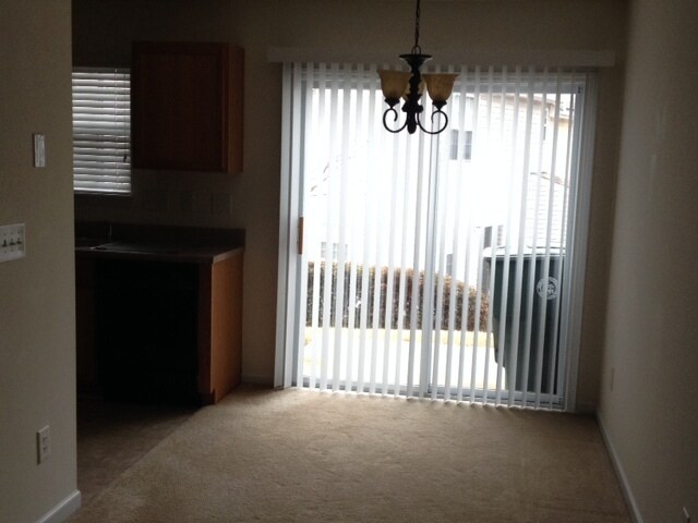 Building Photo - Charming 2 Bed/ 1.5 Bath Townhome in Desir...