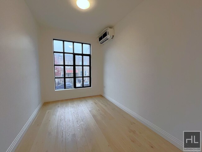 Building Photo - Luxurious 2 bedroom/2 Bathroom duplex apt ...