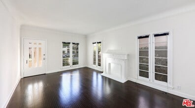 Building Photo - 132 N La Peer Dr