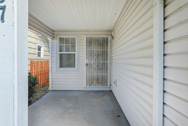 Building Photo - Updated SE Portland Townhome - Near Woodstock